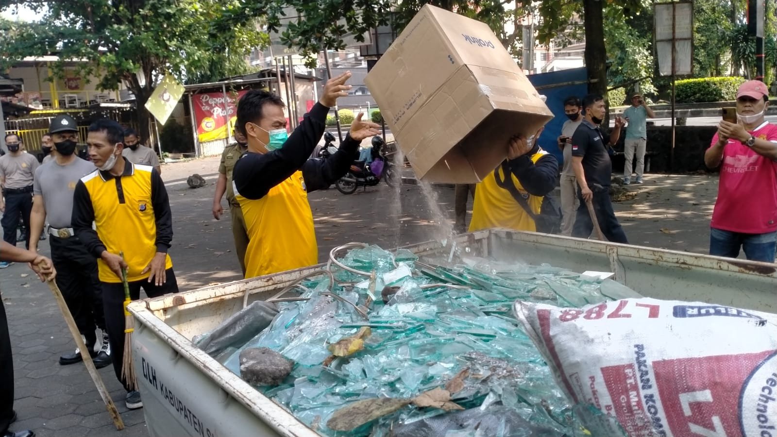 Pasca Kerusuhan, Warga Gotong Royong Membersihkan Ruko yang Terbakar di Babarsari 