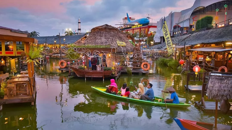 Sensasi Ngabuburit Unik di Pasar Apung Museum Angkut, Simak Ulasan Selengkapnya Berikut Ini