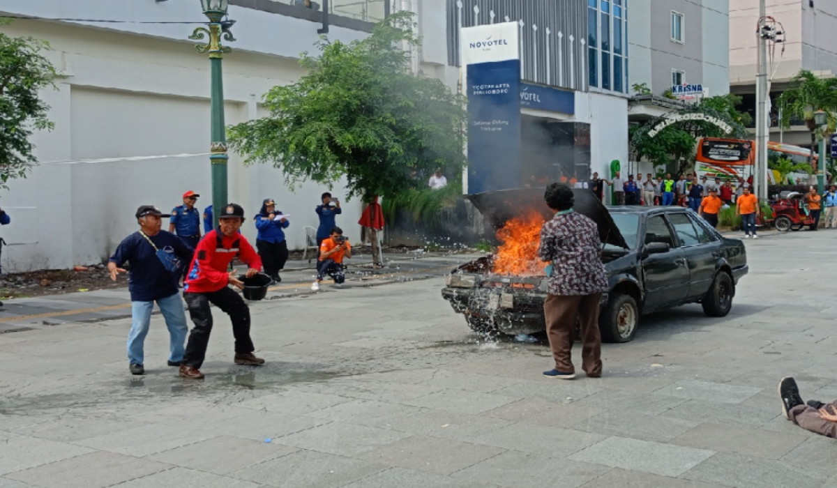 Tingkatkan Kesadaran Masyarakat, Pemkot Jogja dan Damkarmart Gelar Simulasi Pencegahan Kebakaran Kendaraan