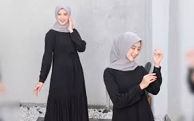 Simak Inspirasi Outfit Gamis Hitam Wanita Hijab 2025, Untuk Tampilan Lebih Elegan Dan Simple