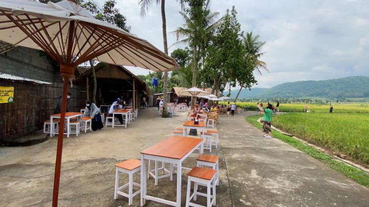 Geblek Pari, Destinasi Wisata Kuliner Khas Yogyakarta dengan View Belakang Bukit Menoreh