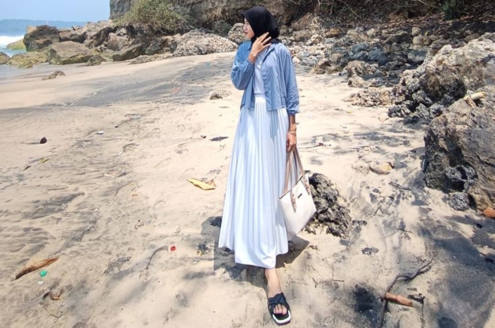 Gaya OOTD ke Pantai Pakai Rok Plisket Makin Stylish, Tetap Modis dan Nyaman