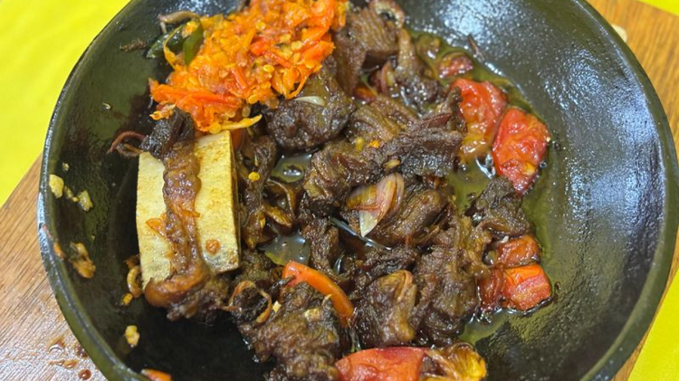 Keren! Baru Buka Menu Ayam Goreng Sampai Iga Bakar Laku 30kg, Cek Lokasi dan Info Lengkapnya Disini