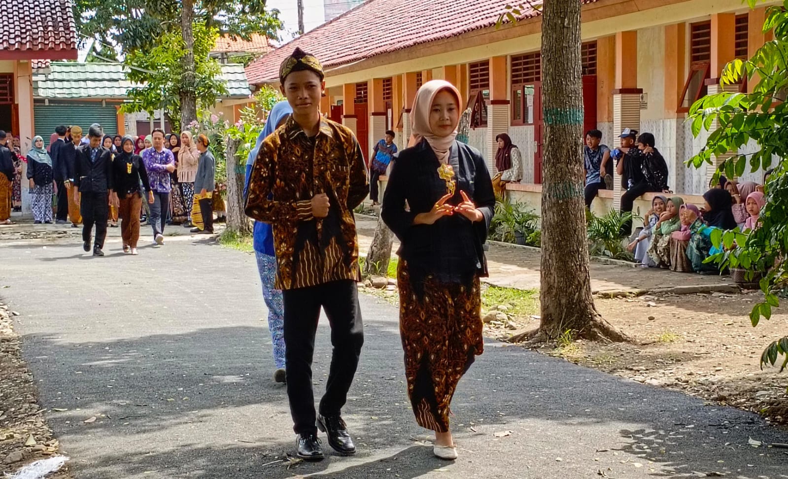 Kenang Perjuangan Kartini, Puluhan Pasang Murid SMPN3 Brebes Ikut Lomba Fashion Show