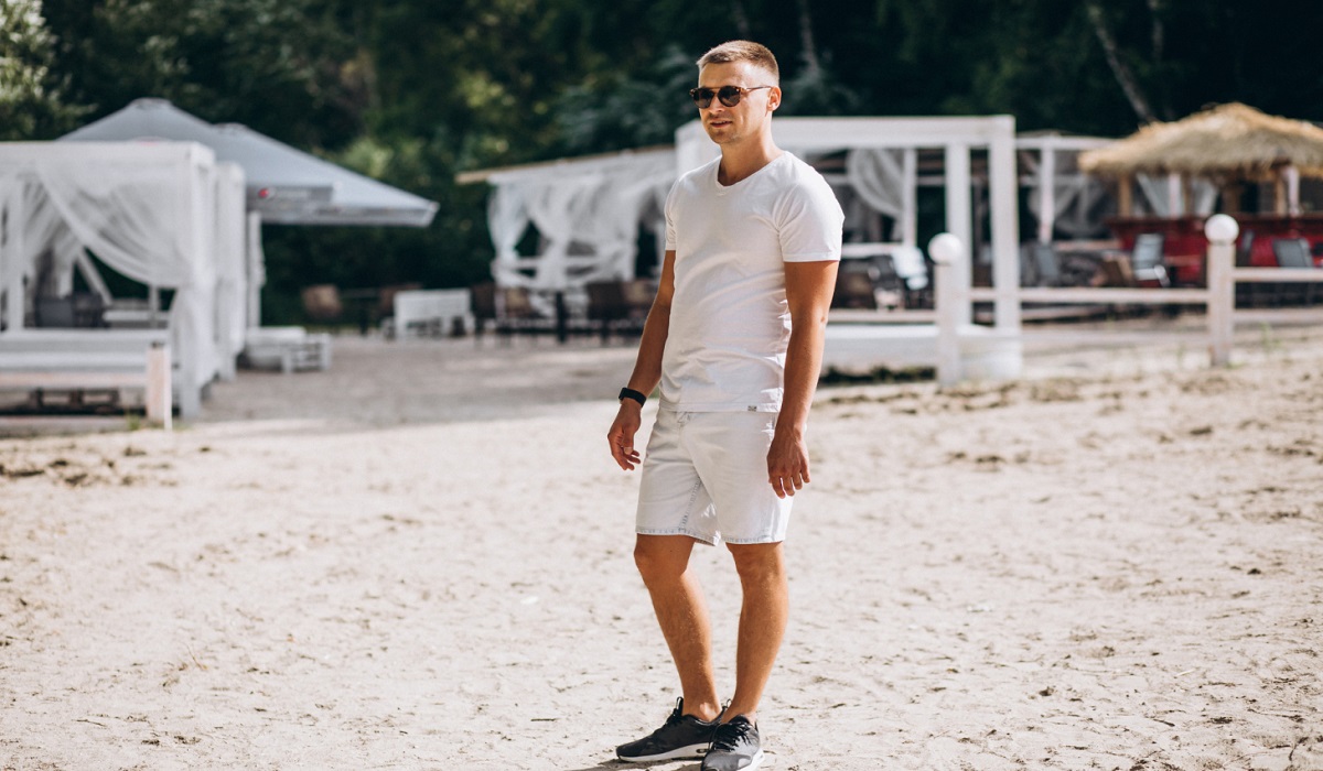 Nyaman dan Trendi, Inilah 4 Ide Outfit Liburan ke Pantai untuk Pria agar Tampilan Bisa Lebih Maksimal