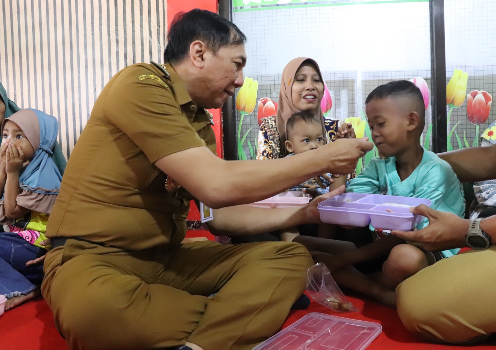 Pj Bupati Brebes Iwannudin Iskandar Makan Bareng Anak-anak dan Bumil di Bulusari