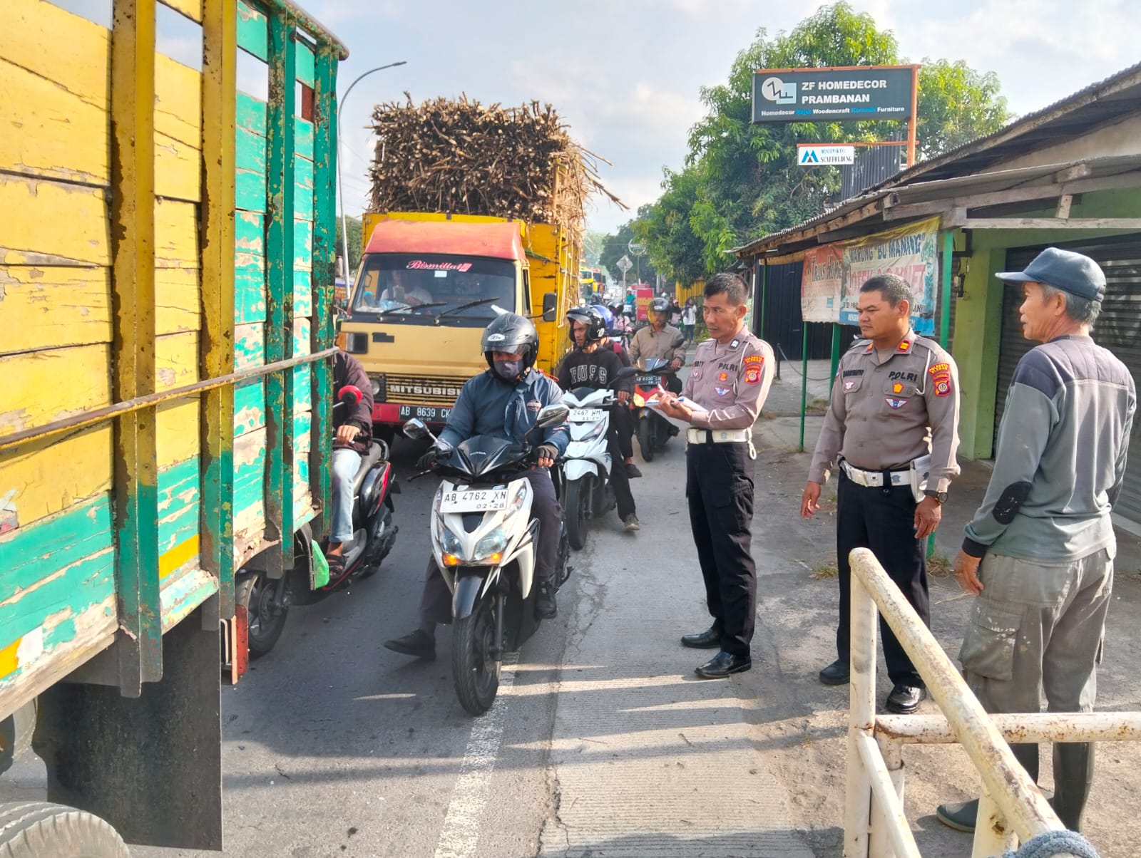 Kecelakaan Beruntun di Prambanan Libatkan Tiga Kendaraan, Dua Orang Luka-Luka