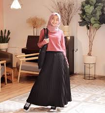 Ide Outfit Rok Hitam Dengan Berbagai Warna Baju, Untuk Hijabers Supaya Tampil Fashionable dan Kekinian