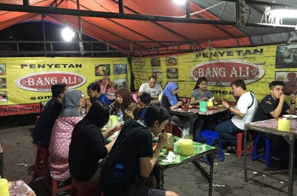 5 Penyetan Paling Enak di Surabaya untuk Makan Malam, Para Pecinta Pedas Wajib Coba