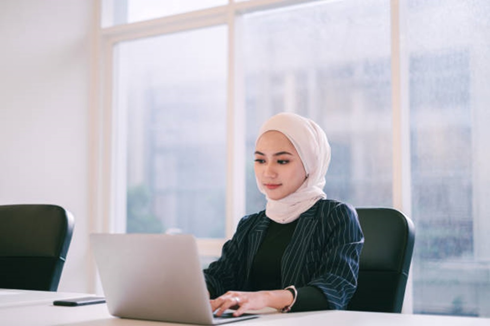 Ide Outfit Kantor Simple Casual untuk Wanita Berhijab, Cek Rekomendasinya Disini