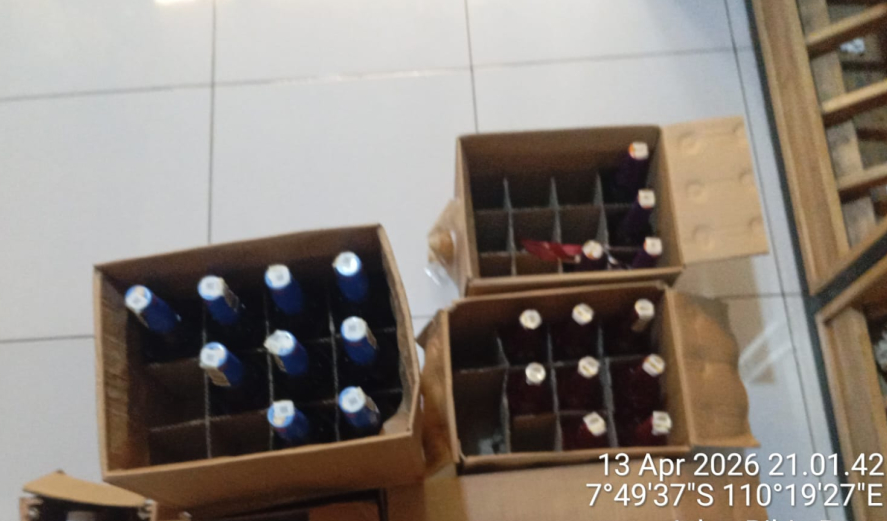 Outlet 23 Bantul Digerebek, Polisi Amankan Puluhan Botol Miras Tanpa Izin