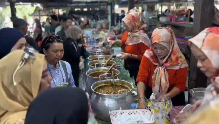 Libur Tahun Baru 2026, Pasar Ngasem Jogja Diserbu Wisatawan Pemburu Kuliner Legendaris