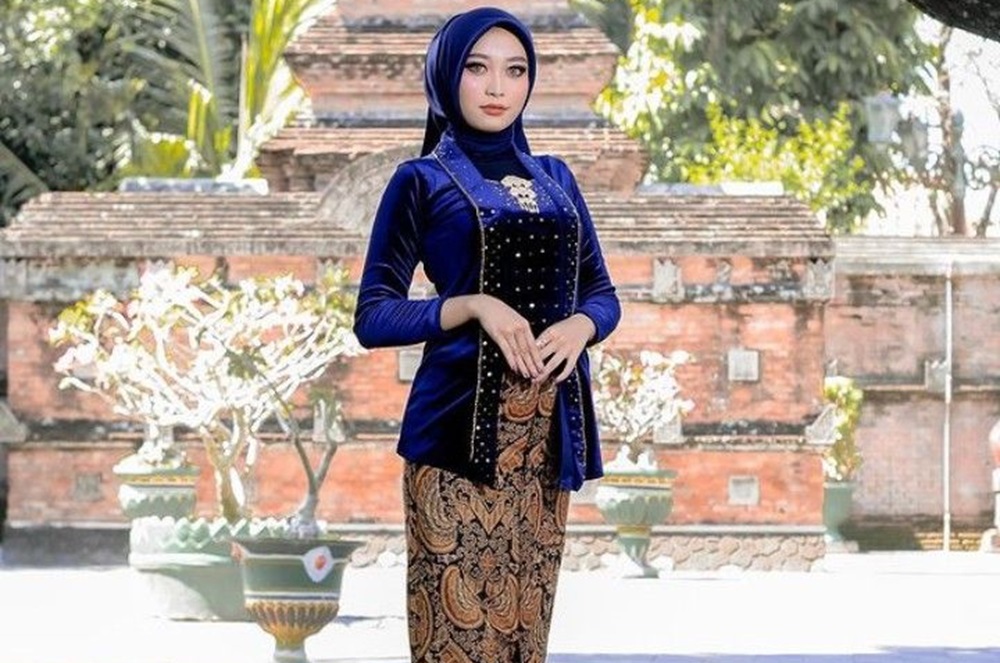 Ide Mix and Match Kebaya Biru Dongker dengan Bawahan yang Menawan, Cek Disini