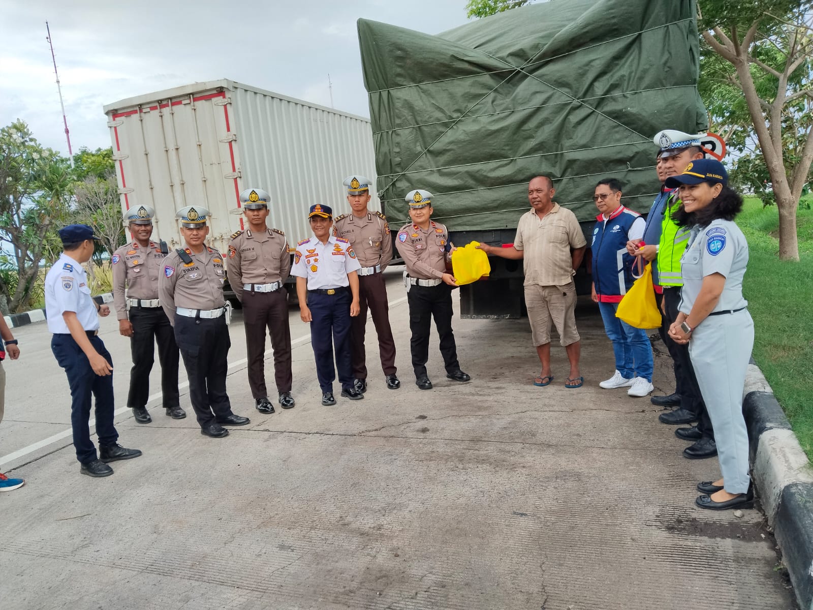 Cegah Kecelakaan Akibat Human Error, Satlantas Brebes Blusukan ke Pangkalan Truk Edukasi Supir Angkutan Barang