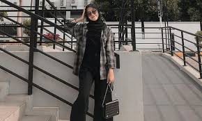 Ide Styling Fashion Wanita Hijab Dengan Kemeja Hitam, Simpel dan Elegan Untuk Segala Acara