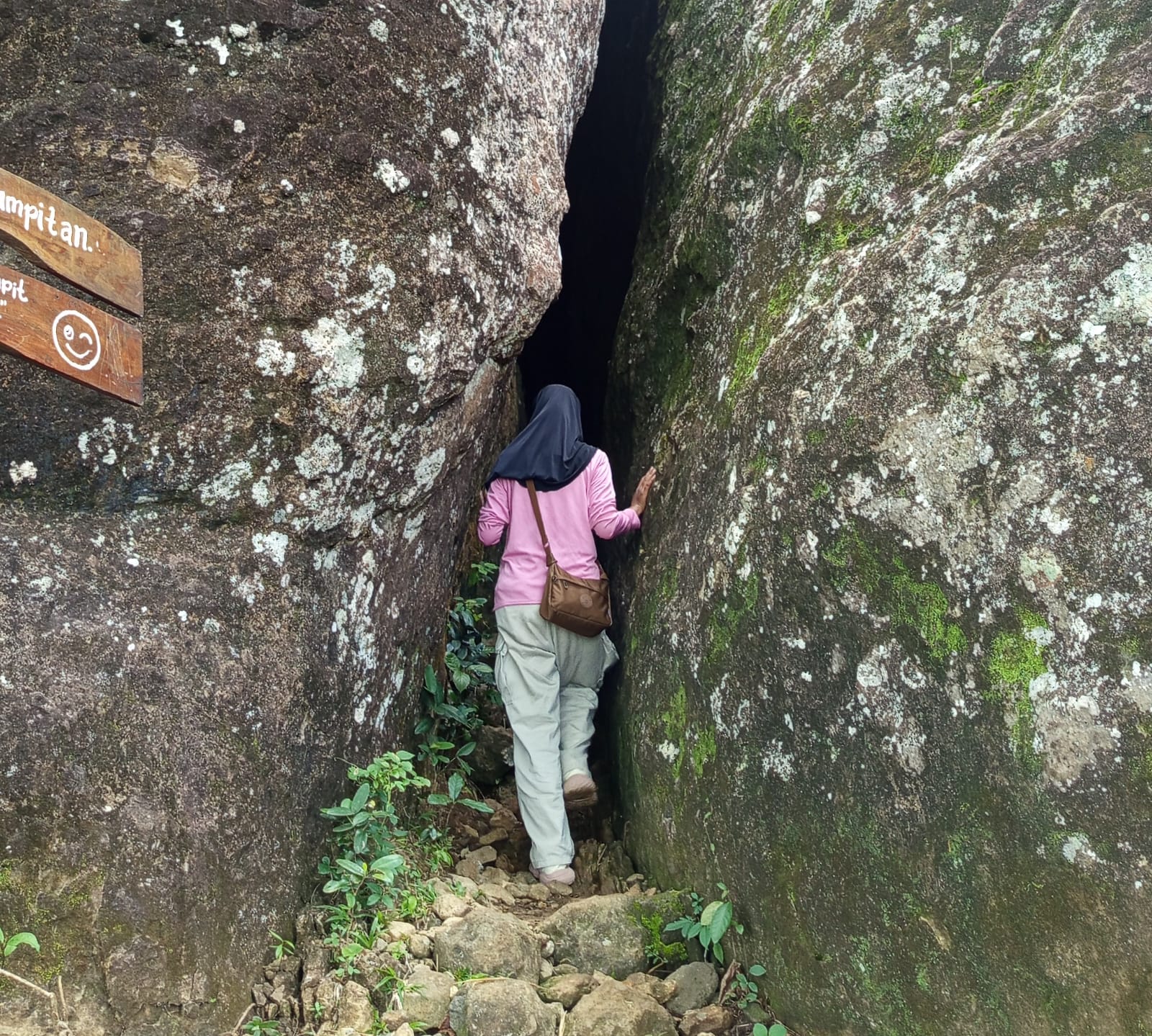 Menaklukkan Gunung Api Purba Nglanggeran, Pendakian Singkat dengan Sensasi Celah Batu Raksasa