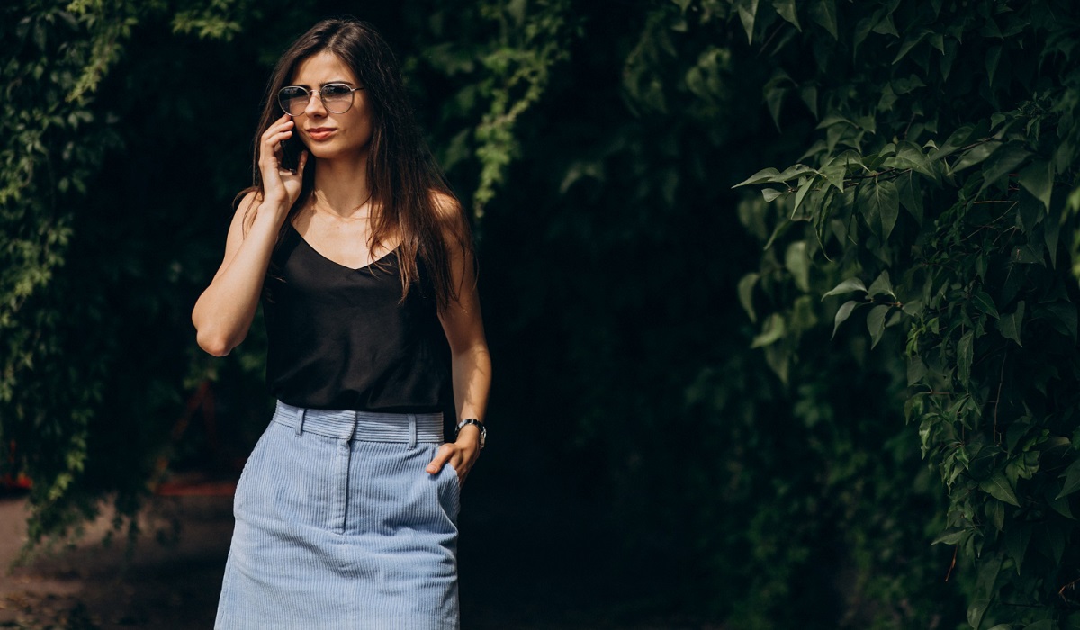 Tampil Modis di Berbagai Acara, Intip 5 Ide Outfit Rok Jeans Terbaik di Tahun 2025