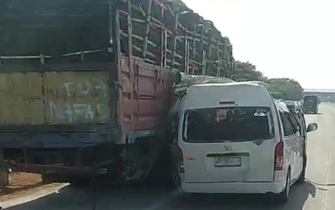 Kecelakaan Rombongan Suporter PSS Sleman di Tol Caruban, Mobil Hiace Naas Berisi 15 Orang Suporter