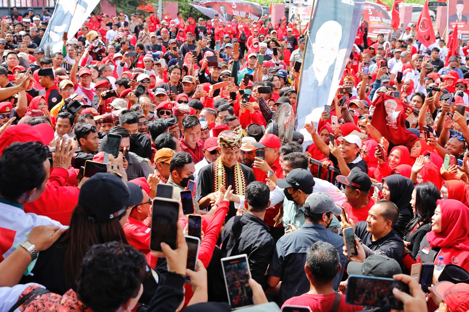 Demi Bertemu Ganjar, ﻿Ribuan Warga Lampung Rela Berpanas-panasan di Acara “Hajatan Rakyat”