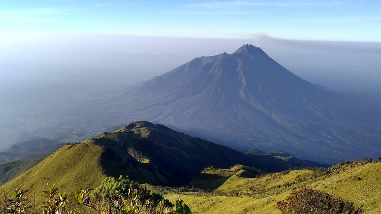 Penutupan Total Jalur Pendakian Gunung Merbabu Akibat Cuaca Ekstrem 2026