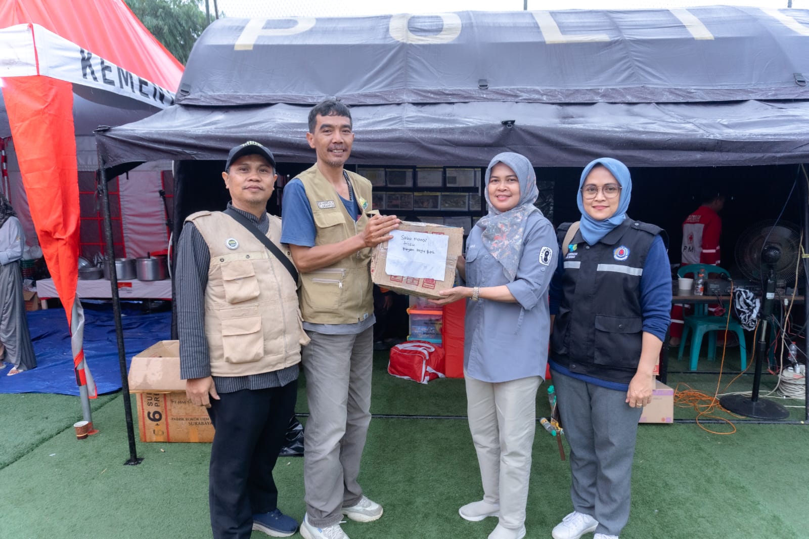 Salurkan Bantuan, Dinkes Brebes Jamin Layanan Kesehatan Pengungsi Tanah Bergerak di Desa Mendala Sirampog