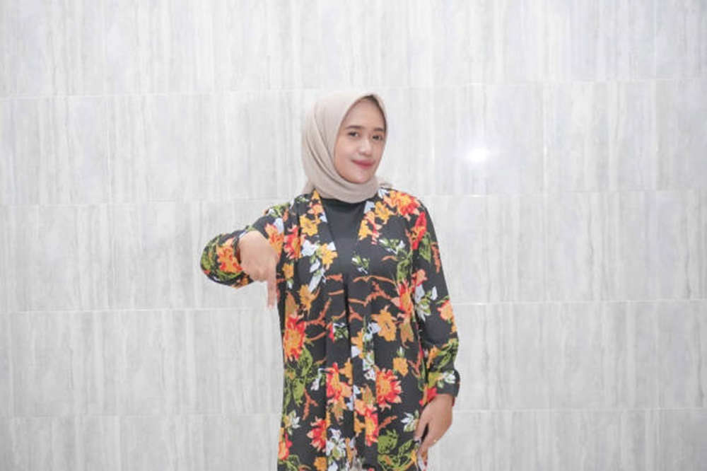 Inspirasi Model Cardigan Batik untuk Gaya Kekinian, Penampilan Auto Elegan 