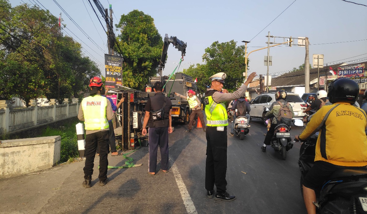 Bus Tabrak Pick Up di Jalan Solo Sleman, Kendaraan Terpental ke Parit