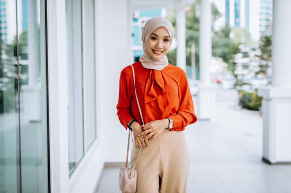 Inspirasi Outfit Wanita Datang ke Wisuda Teman, Beri Kesan Sopan dan Fashionable
