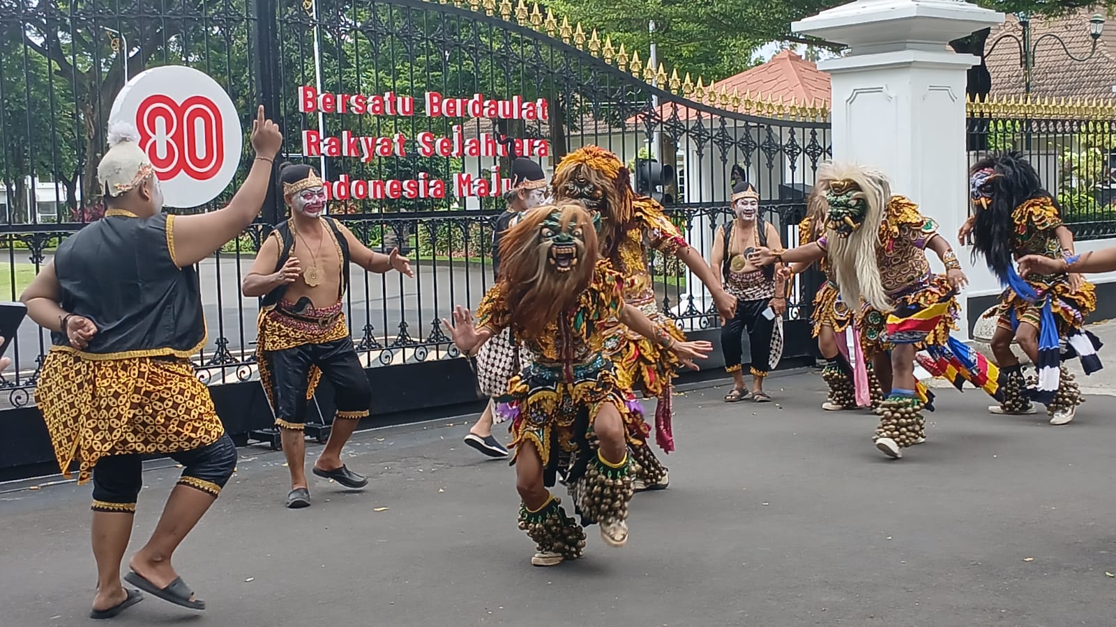 Aksi Teatrikal Seniman Yogyakarta Tolak Pilkada Lewat DPRD di Depan Gedung Agung