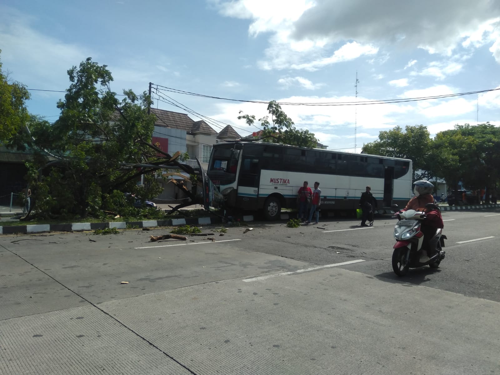 Hindari Motor, Bus Tabrak Lampu Jalan di Ringroad Selatan Bantul 