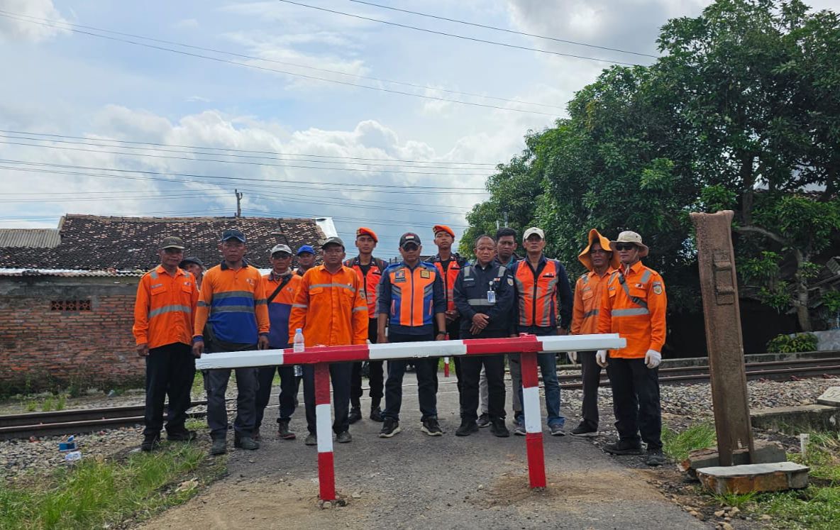 Cegah Kecelakaan, KAI Daop 6 Tutup Perlintasan Liar di Sukoharjo–Pasarnguter