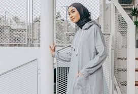 Gaya OOTD Hoodie Wanita Hijab Yang Stylish & Modis, Bikin Tampilan Boyish dan Simple