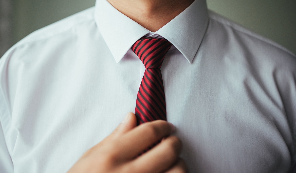 Ciptakan Kesan yang Sempurna, Inilah 5 Pilihan Warna Dasi Terbaik untuk Paduan Outfit Kemeja Putih!