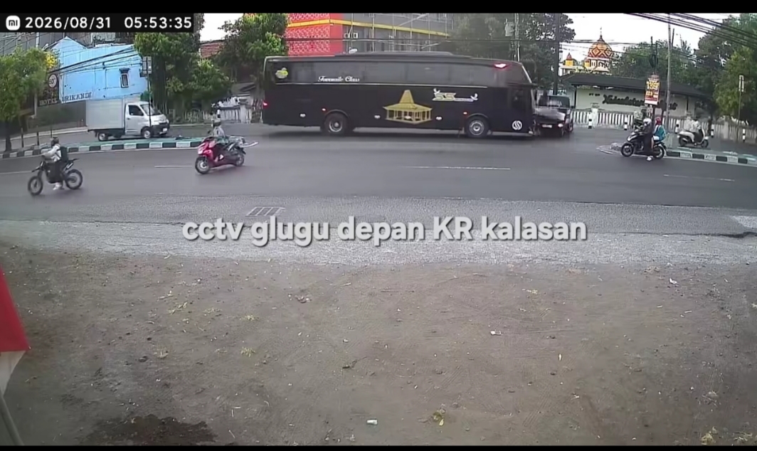 Pick Up Ditabrak Bus, Ringsek dan Nyemplung Parit, Pengendara Selamat