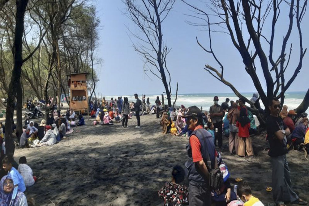 Perayaan Malam Tahun Baru, Pantai Goa Cemara Dipadati Oleh Ribuan Wisatawan