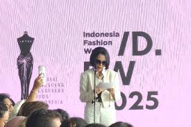 Simak Tema Fashion Populer 2025 Yang Unik Dan Stylist, Dengan Teknologi Canggih dan Futuristik