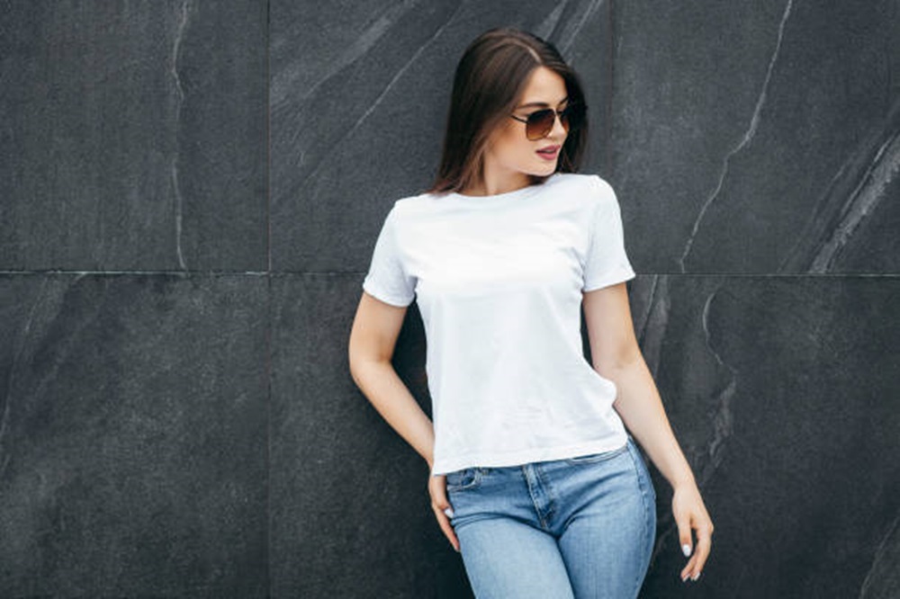 8 Inspirasi Outfit Wanita dengan Kaos Putih, Bisa Dipakai Gaya Santai Hingga Formal
