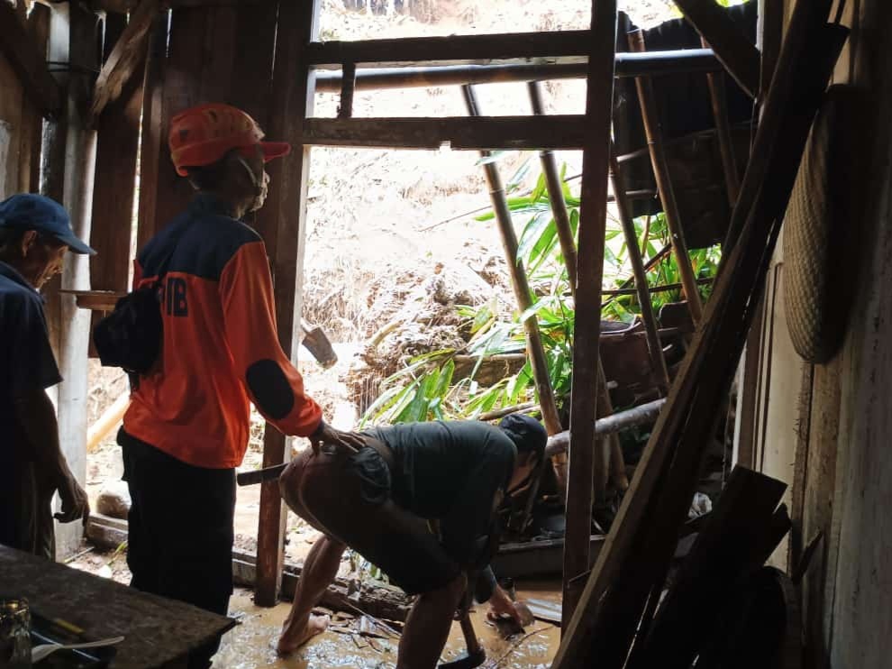 Dipicu Hujan Deras, Tebing Longsor Timpa Rumah Lansia di Paguyangan