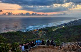 Menjelajahi Keindahan Alam Tempat Liburan Akhir Tahun, Menikmati Senja Bukit Paralayang Watugupit