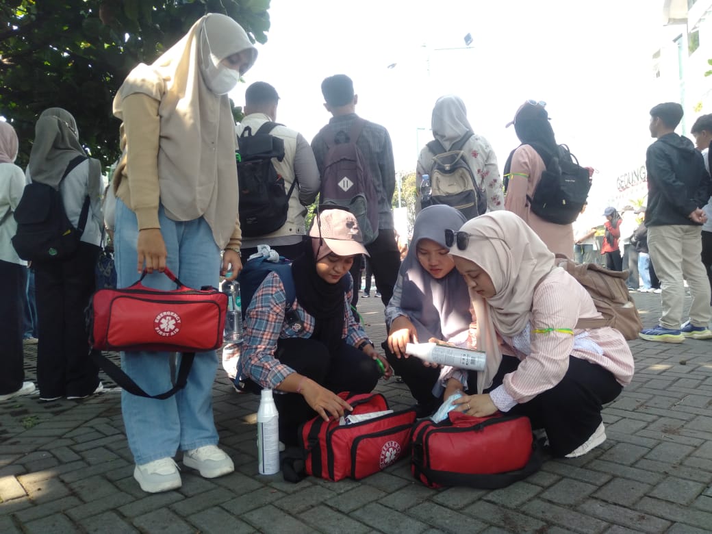 Tim Kesehatan UNISA Siaga Tangani Aksi Demonstrasi di Yogyakarta