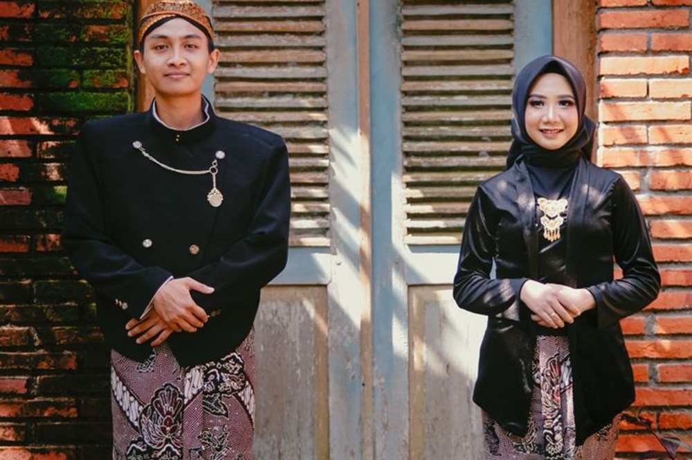 Inspirasi Outfit Prewedding Adat Jawa Klasik, Tampilkan Kesan Elegan Sekaligus Mewah