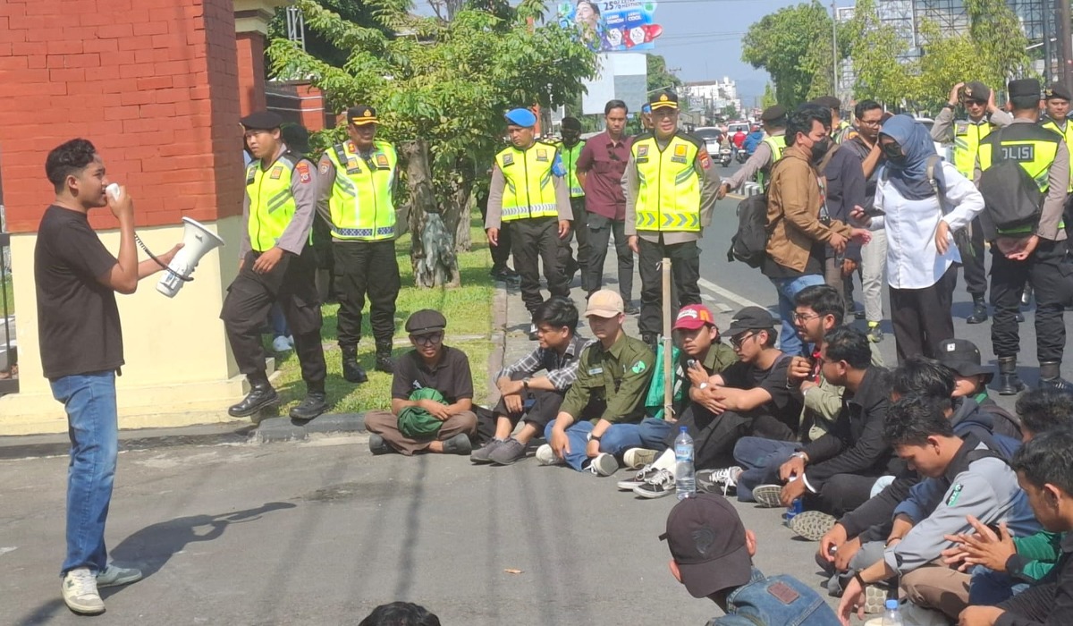 HMI Jogja Geruduk Mapolda DIY, Tuntut Perlindungan Korban dan Pengusutan Tuntas Kasus Ponpes