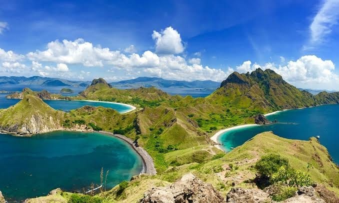 Simak 10 Destinasi Wisata Terbaru 2024: Taman Nasional Indonesia, Cek Daerahmu Masuk Nggak Pesonanya?