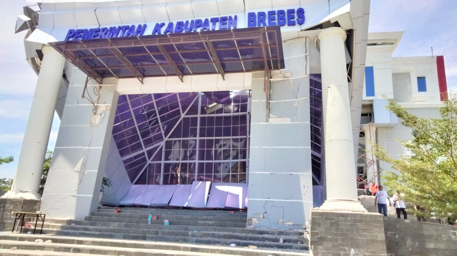 Atap Teras Kantor Pemerintahan Terpadu Brebes Mendadak Ambruk, Tiga Pekerja Terluka Saat Perbaiki Kebocoran