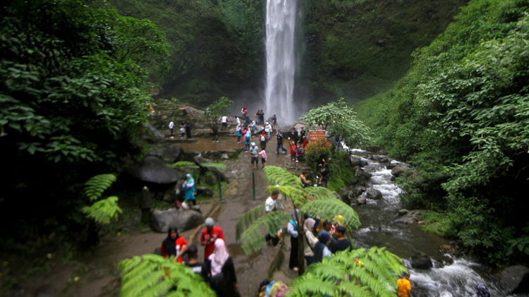 Destinasi Air Terjun dengan View Alam Terbaik dan Perbukitan untuk Relaksasi  Diri