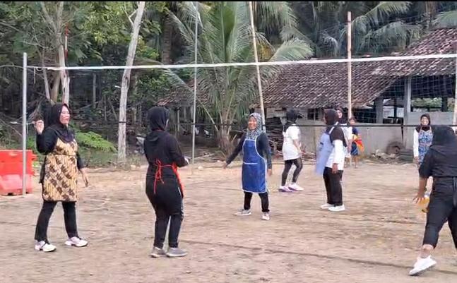 Ibu-Ibu Siwates Main Voli Pakai Celemek, Rayakan Hari Ibu dengan Cara Unik