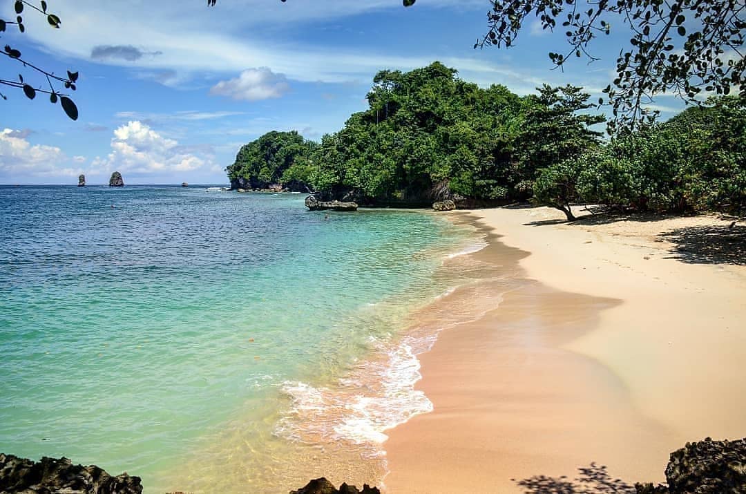 11 Rekomendasi Wisata Terbaru 2024! Pesona Pantai Pasir Putih Di Malang! Simak Alamat dan HTMnya!