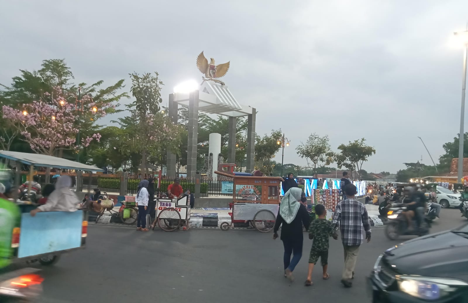 Keberadaan PKL dan Parkir di Depan Taman Pancasila Mulai Semrawut