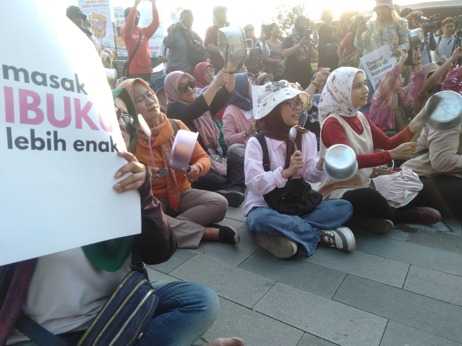 Aksi Tabuh Panci di UGM, Suara Ibu Indonesia Tuntut Hentikan Program MBG