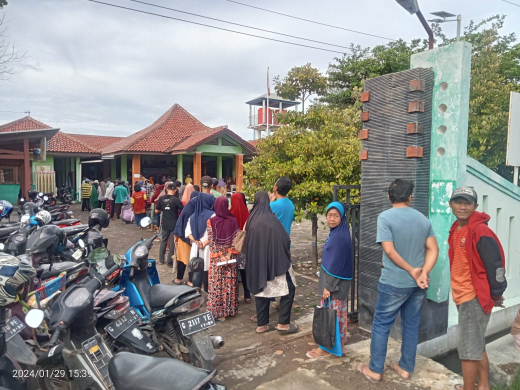 Pembagian Beras Bantuan Pangan dari PT Kantor Pos di Kota Tegal Semrawut